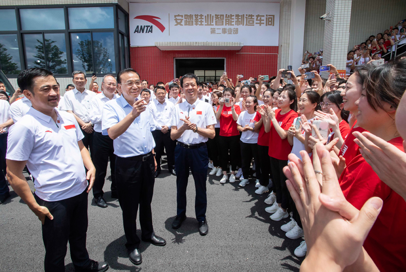 7月7日至8日，中共中央政治局常委、国务院总理李克强在福建福州、泉州考察。这是8日上午，李克强在安踏集团考察时同员工亲切交流。新华社记者李涛摄